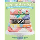 Die Ansicht zeigt das Cover des Buches Easy Layer-Cake Quilts. Es ist ein gruenes Cover mit 5 aufeinander gestapelten Quilts auf einer Tortenplatte.