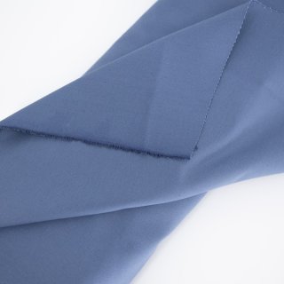 Die Ansicht zeigt drappiert den Fargo Cotton Canvas Stoff in der Farbe steel. Es ist ein jeansblauer Farbton.