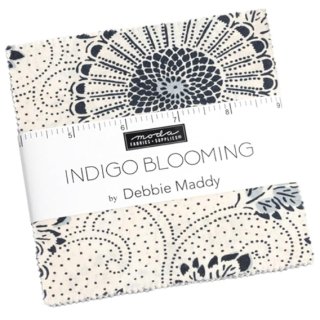 Das Bild zeigt den obersten Stoff von dem Mini Charms Indigo Blooming von Debbie Maddy. Er ist beige mit Indigo farbenen zarten Blumen.