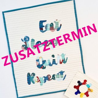 Wandbehang mit dem Schriftzug Eat-Sleep-Quilt-Repeat in blau auf weißem Hintergrund und dem pinken Schriftzug Zusatztermin, genäht in einer besonderen Applikationstechnik aus Stoffresten, Restebügeln genannt